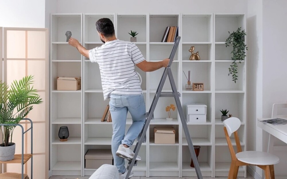Стеллажи, модули и этажерки: как и где хранить вещи в маленькой квартире 