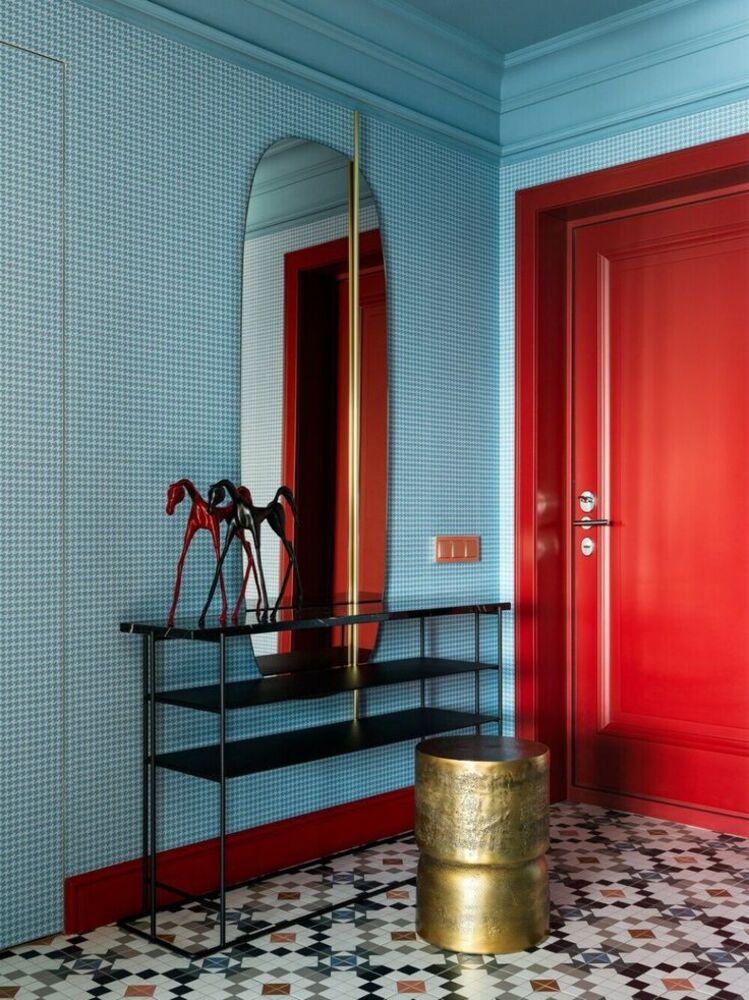 Цветные двери в интерьере: как их использовать