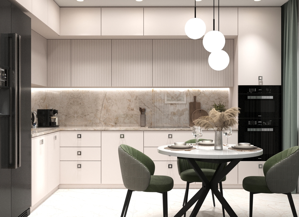 Современная двушка с красным диваном и оранжевой ванной