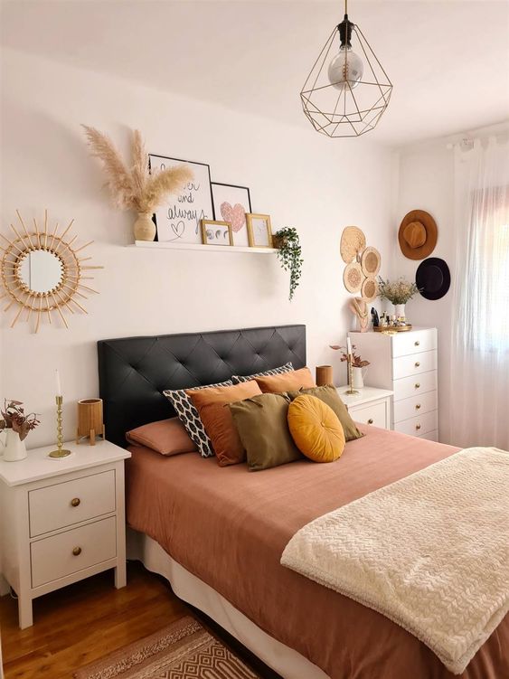 Фото № 25: Чем украсить спальню: 20 примеров декора