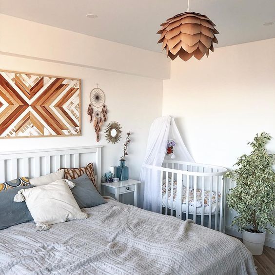 Фото № 18: Как украсить стены за кроватью в спальне: 20 интересных способов