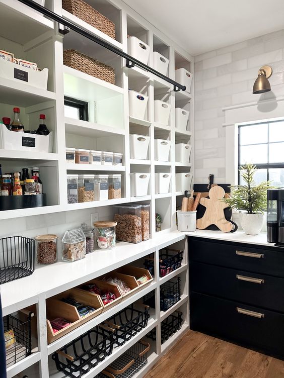 Фото № 17: Рациональное хранение в кладовке: 15 стильных решений