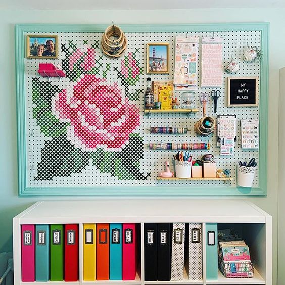 Фото № 32: Пегборд в интерьере: как организовать креативное хранение в разных комнатах — 18 ярких идей