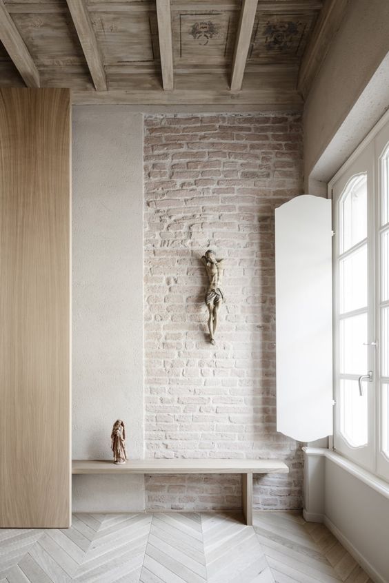 Фото № 8: 22 стильных интерьера с обоями под камень