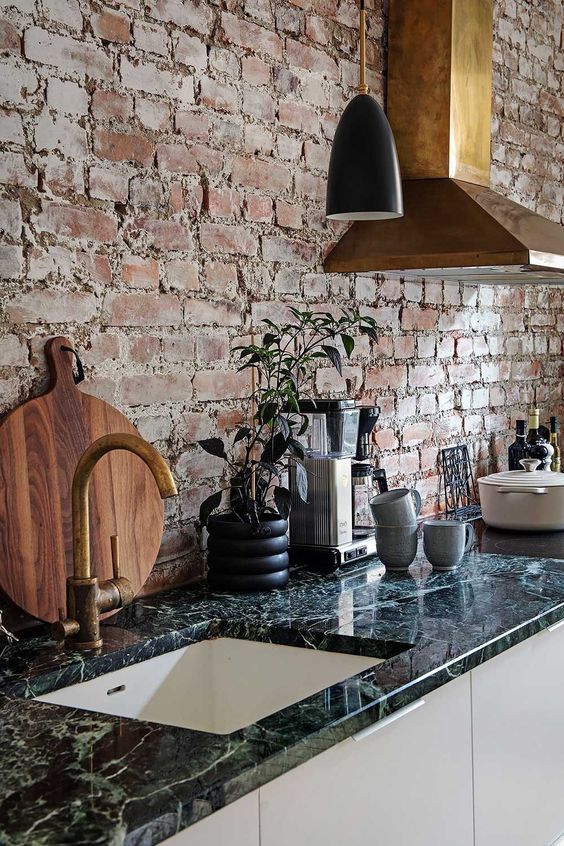 Фото № 11: Как обыграть кирпичную стену в интерьере кухни: 15 примеров удачных сочетаний