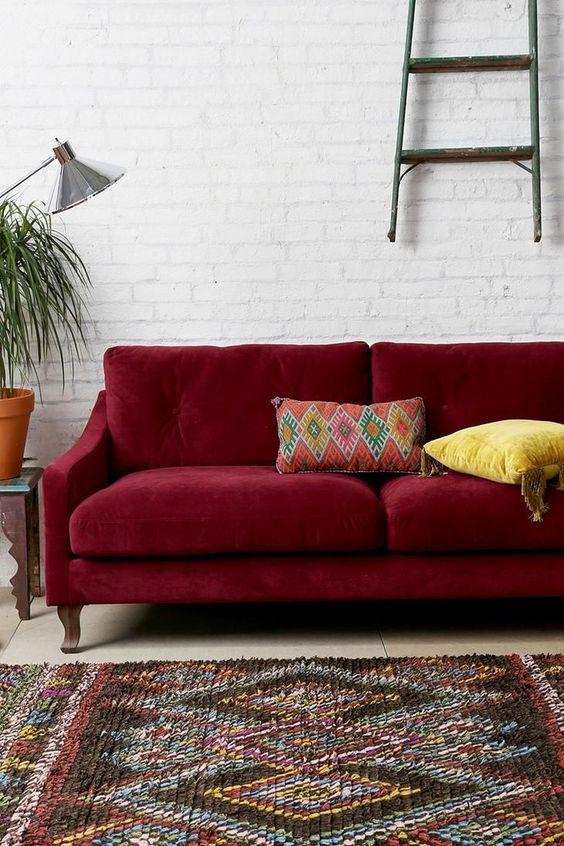 Фото № 13: 20 запоминающихся интерьеров с красным диваном