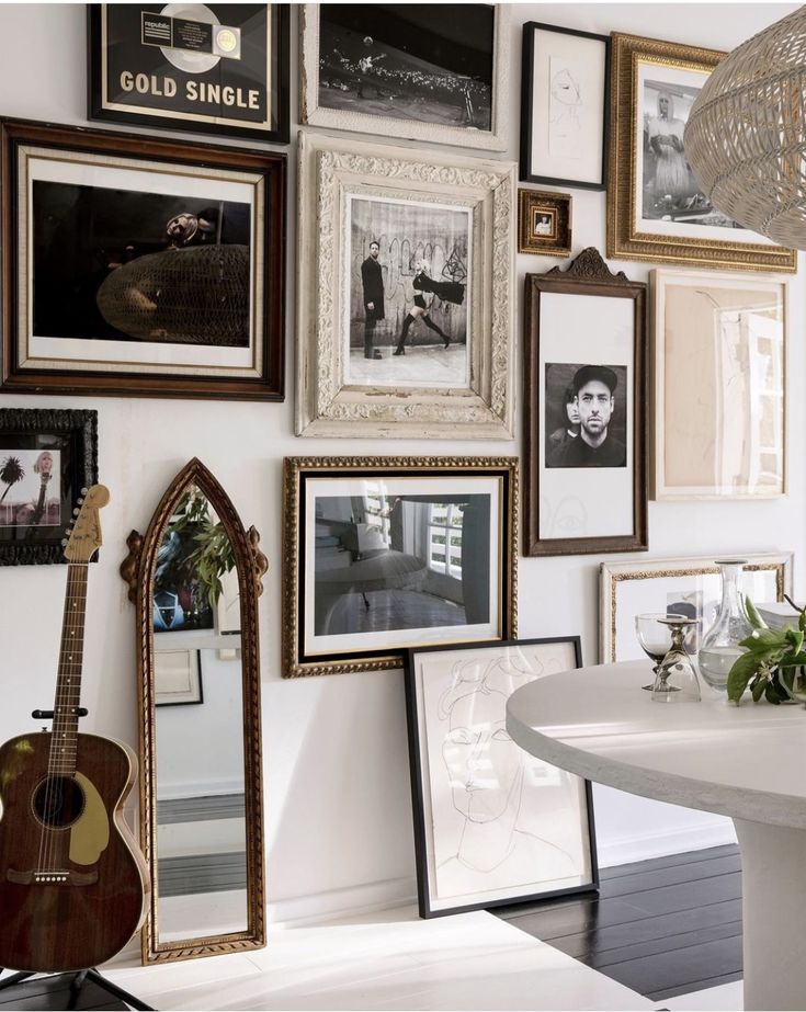 Фото № 8: Как разместить фотографии в интерьере: топ-10 интересных идей