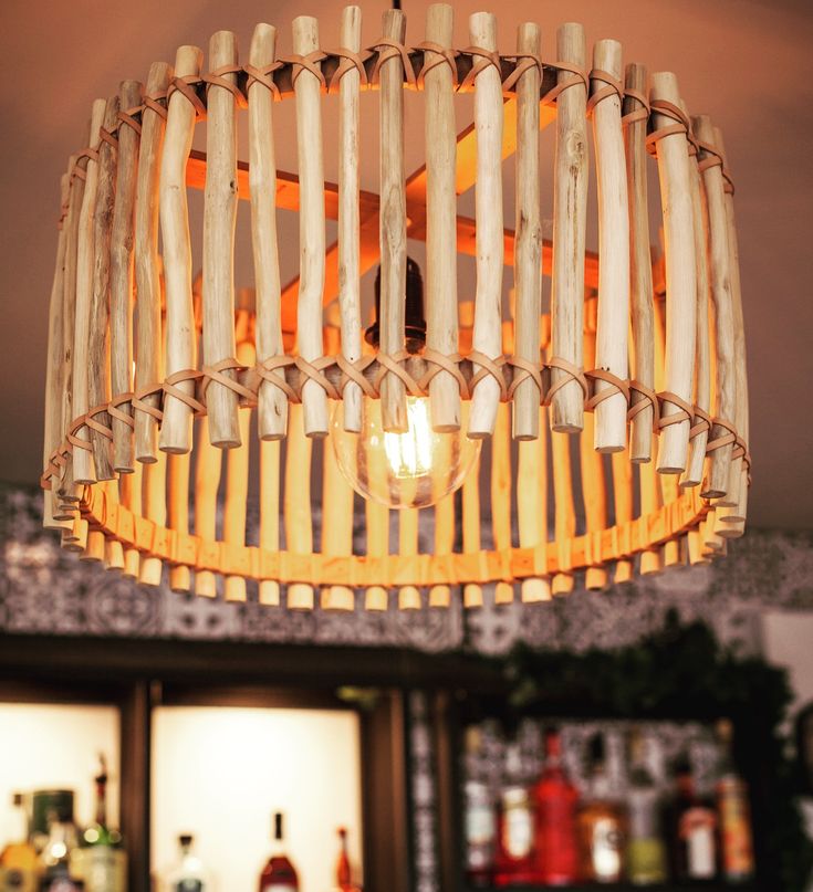 Фото № 1: Оригинальные деревянные светильники, люстры и торшеры