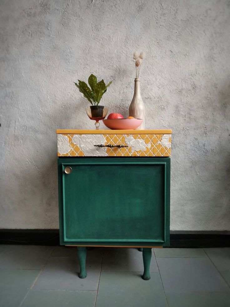 Фото № 2: Все лучшее — в спальню: 15 нестандартных прикроватных тумбочек