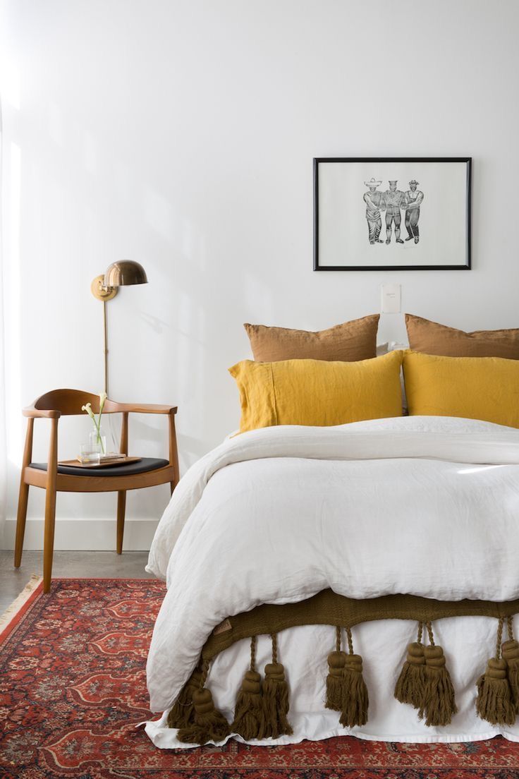 Фото № 5: Все лучшее — в спальню: 15 нестандартных прикроватных тумбочек