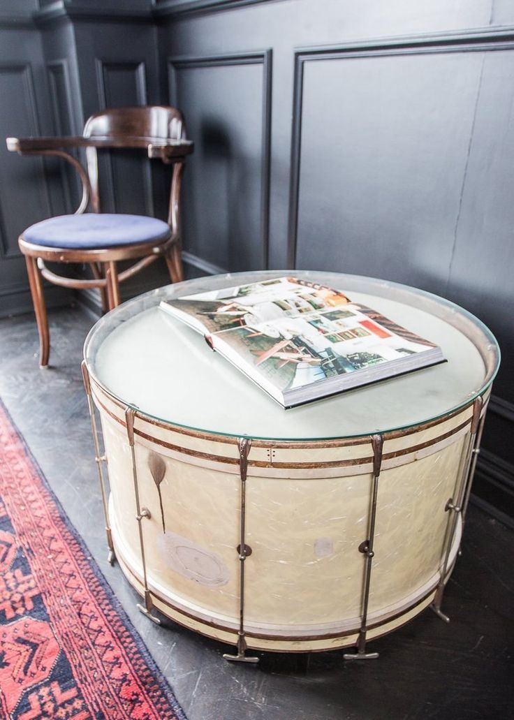 Фото № 9: Все лучшее — в спальню: 15 нестандартных прикроватных тумбочек