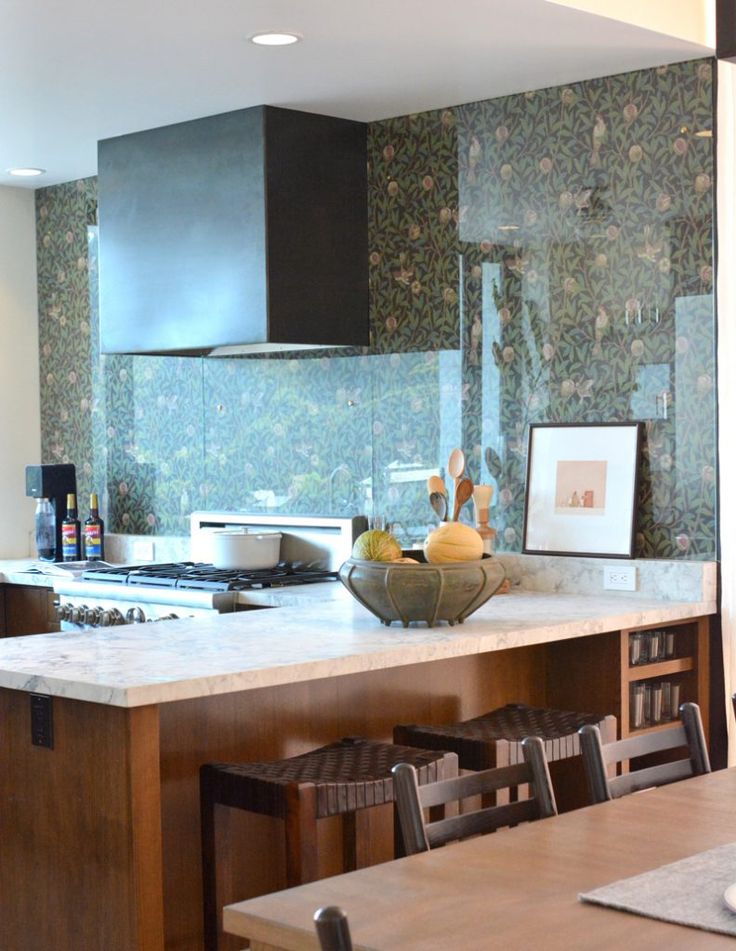 Фото № 21: Стеклянный фартук для кухни: 23 идеи