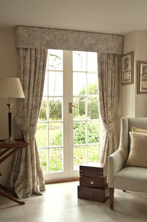 Фото № 1: Красивые ламбрекены для зала: 10 примеров современного дизайна