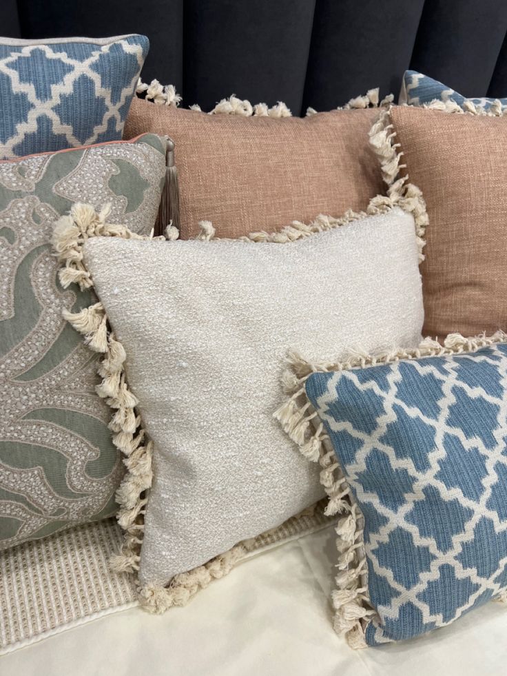 Фото № 2: Декоративные подушки на кровати: 10 оригинальных идей