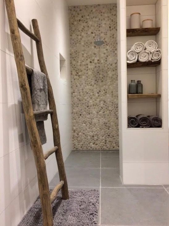 Фото № 1: Необработанное дерево в интерьере