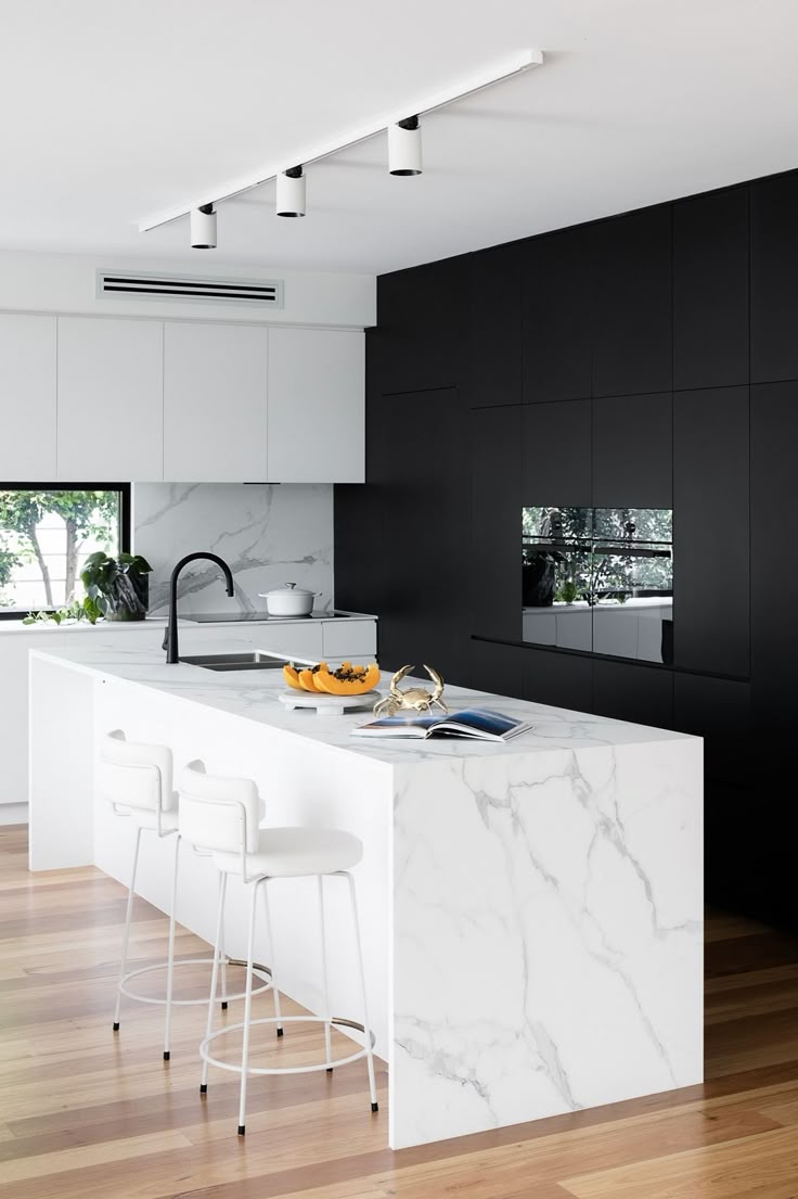 Фото № 22: 24 черно-белых кухонь 