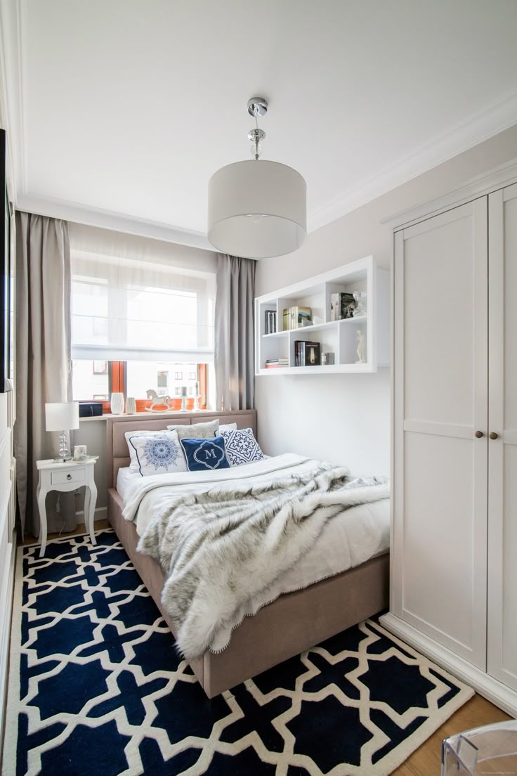 Фото № 5: Как обустроить узкую спальню: 13 практичных советов от ReRooms