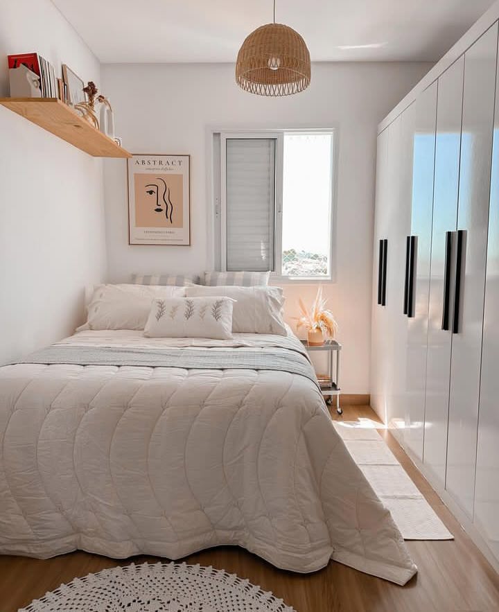Фото № 13: Как обустроить узкую спальню: 13 практичных советов от ReRooms