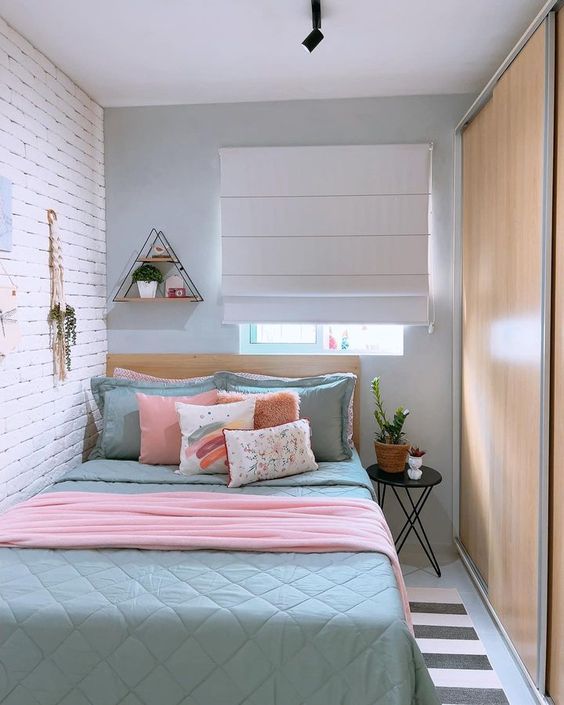 Фото № 3: Как обустроить узкую спальню: 13 практичных советов от ReRooms