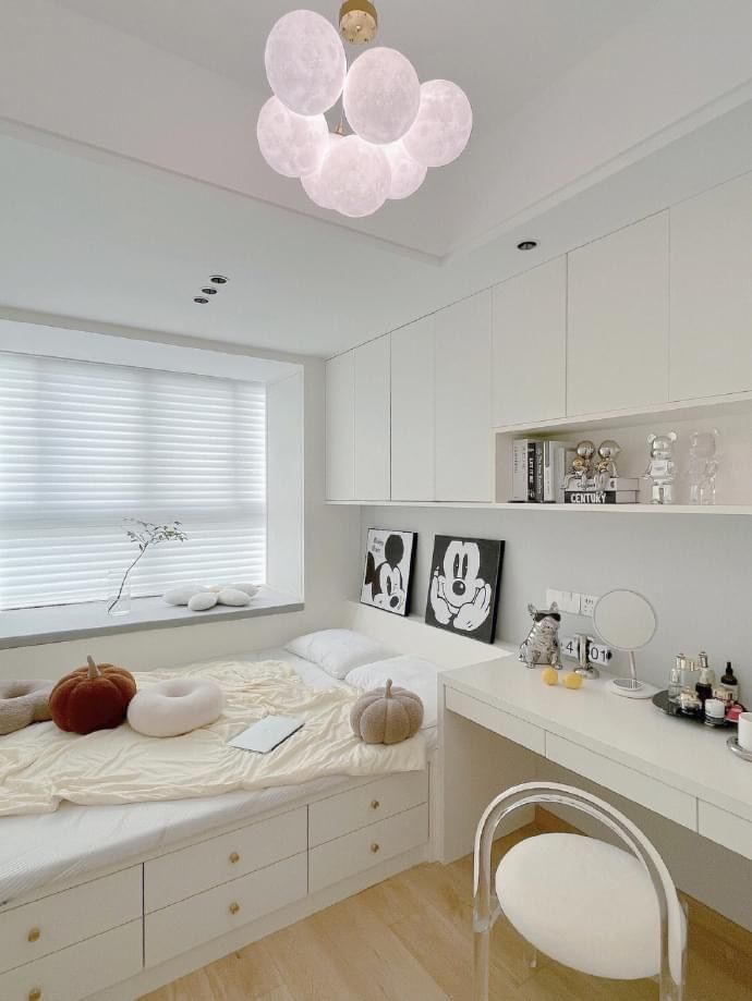 Фото № 11: Как обустроить узкую спальню: 13 практичных советов от ReRooms