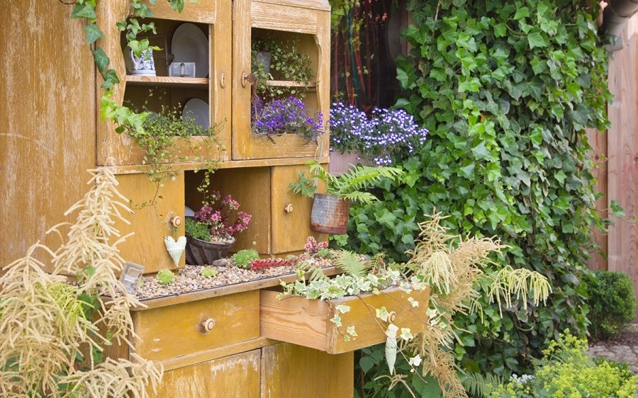 Фото № 1: Комод-огород и зеркало-пруд: как создать арт-объект на даче