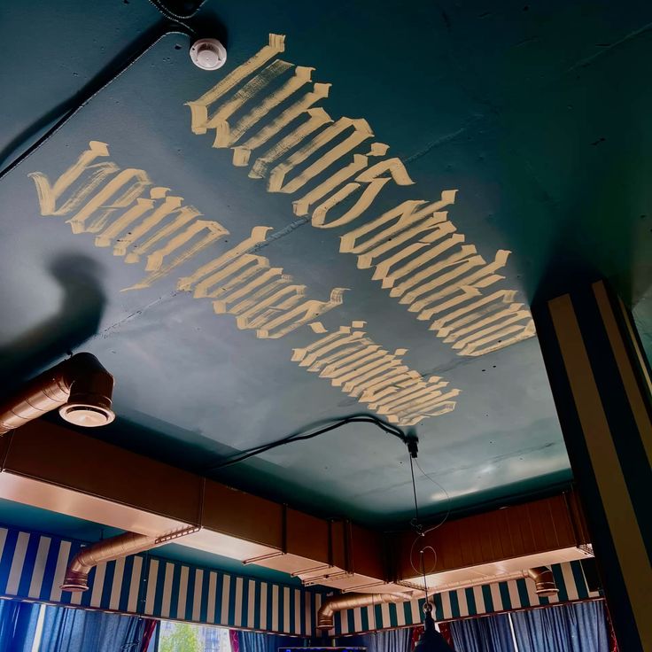 Фото № 9: 17 интерьеров с необычным потолком