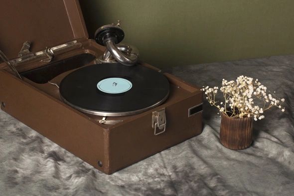 Фото № 2: Небрежность и контраст: как интегрировать винтаж в современный интерьер  