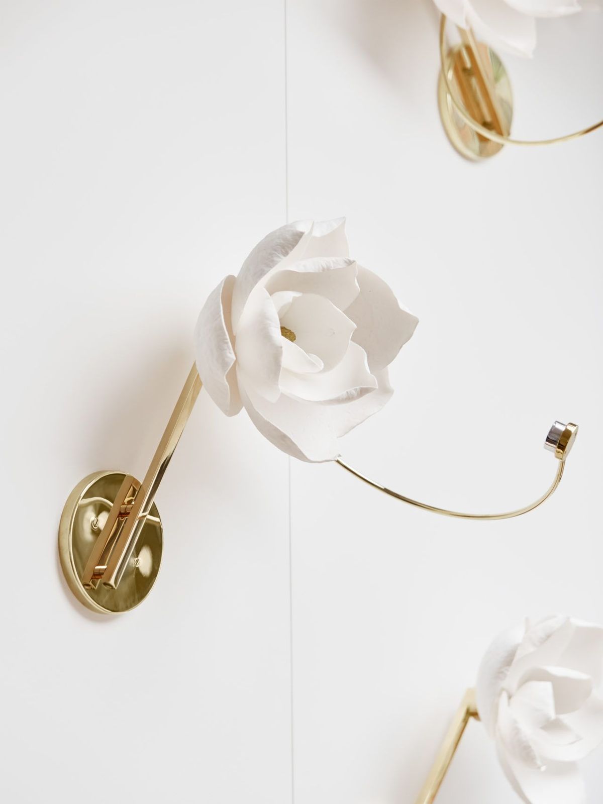 Фото № 1: 10 необычных бра, которые преобразят вашу спальню