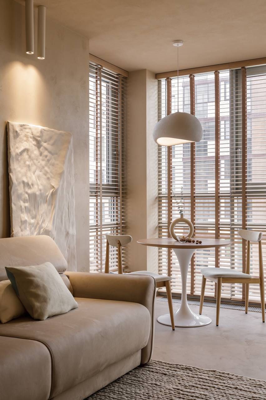 Фото № 1: Простые решения благородного интерьера в цвете слоновая кость