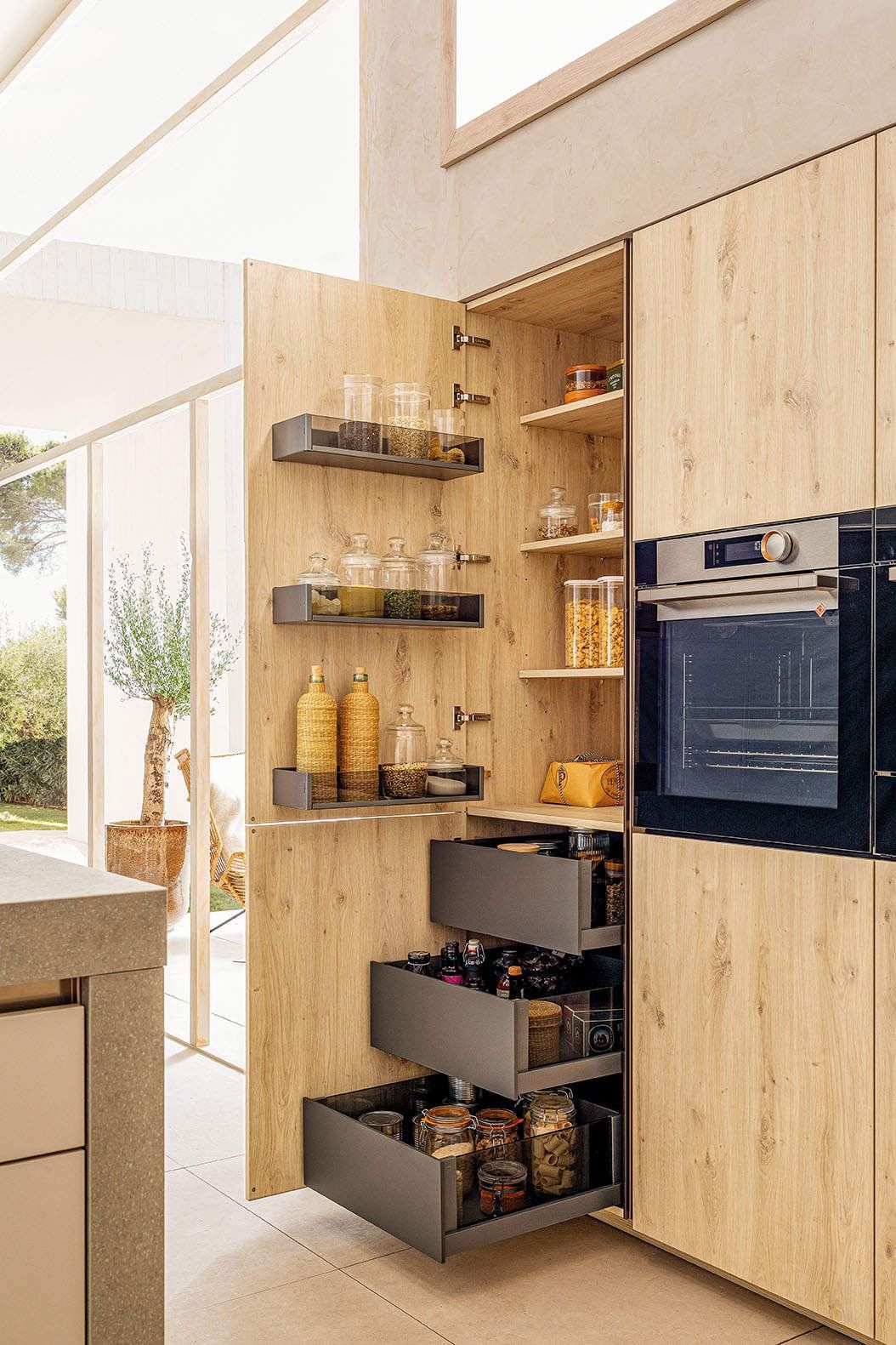 Фото № 20: Как в аптеке: 20 вариантов хранения для кухни