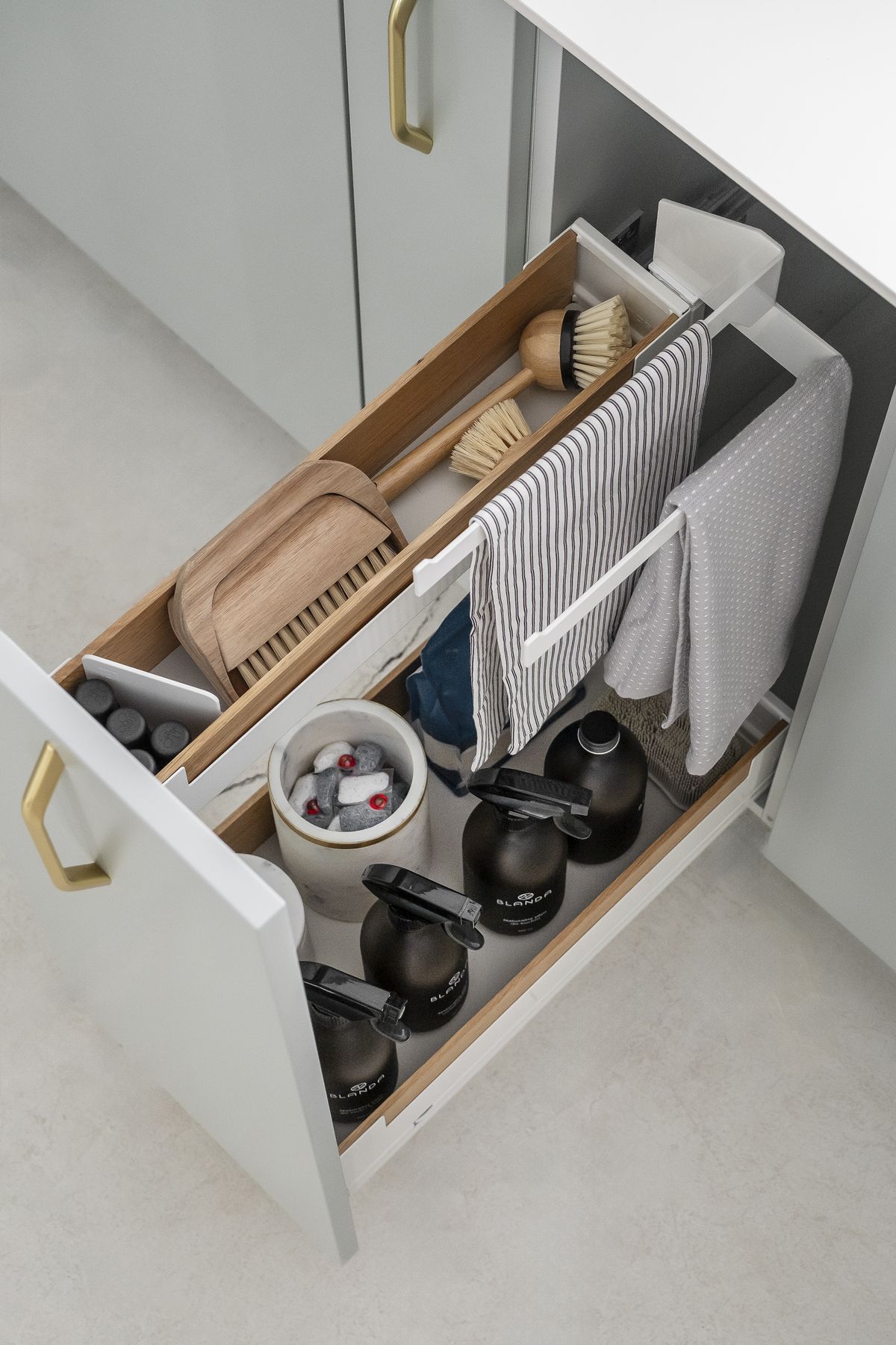 Фото № 16: Как в аптеке: 20 вариантов хранения для кухни